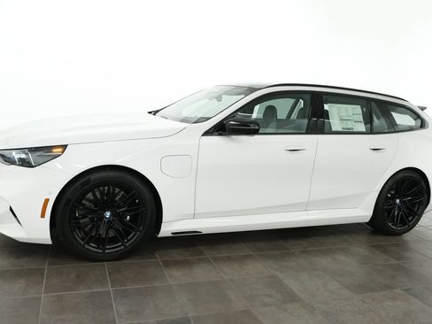 New 2026 BMW M5 Touring w/ Executive Package AWD/4WD image 3