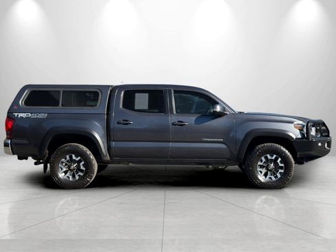 Used 2017 Toyota Tacoma TRD Off-Road w/ Tow Package (A/T) AWD/4WD image 8