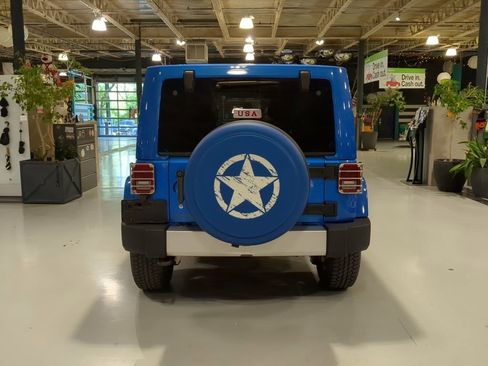 Used 2015 Jeep Wrangler Unlimited Sahara w/ Connectivity Group AWD/4WD image 9