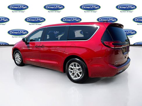 Used 2025 Chrysler Pacifica Select FWD image 5