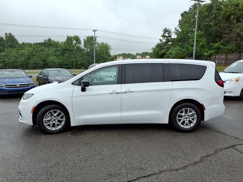 Used 2024 Chrysler Pacifica Touring-L FWD image 17