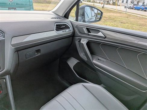 Certified 2023 Volkswagen Tiguan SE w/ Panoramic Sunroof Package image 17
