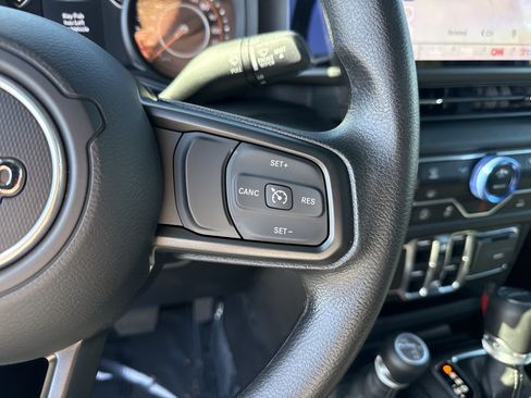 Used 2025 Jeep Gladiator Sport AWD/4WD image 16