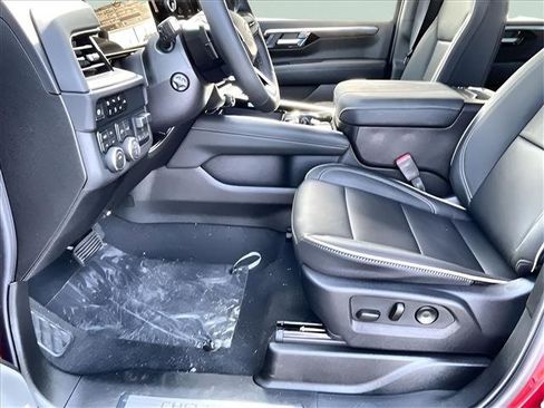 New 2025 Chevrolet Suburban Premier image 9