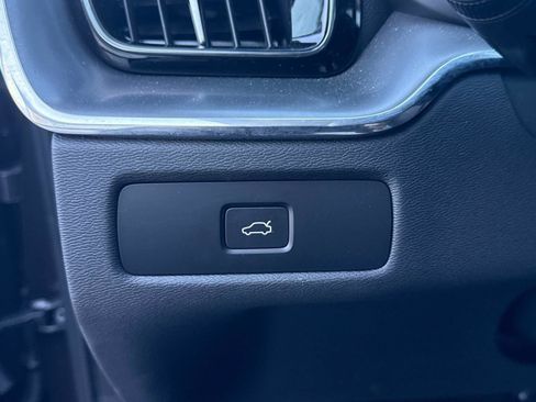 Used 2025 Volvo XC60 B5 Core w/ Climate Package image 39