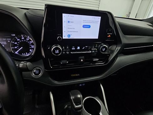 Used 2024 Toyota Highlander XSE FWD image 12