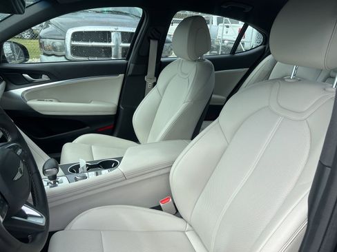 Used 2025 Genesis G70 2.5T image 8