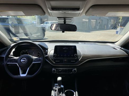 Used 2024 Nissan Altima 2.5 SV FWD image 14