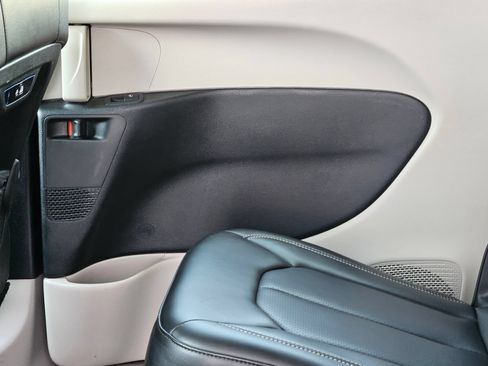 Used 2023 Chrysler Pacifica Touring-L FWD image 22
