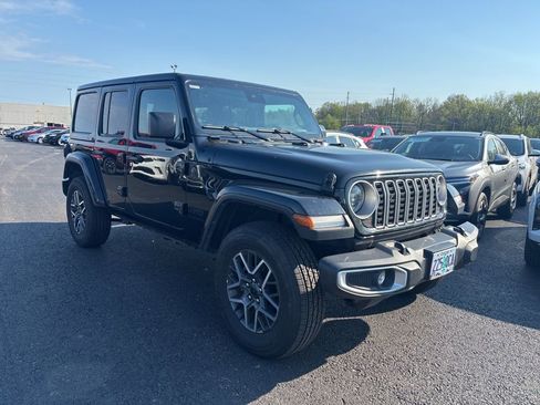 Used 2025 Jeep Wrangler Sahara image 2