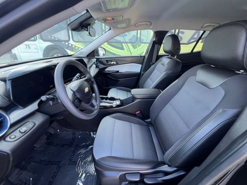 Used 2025 Chevrolet Trax LT FWD image 30