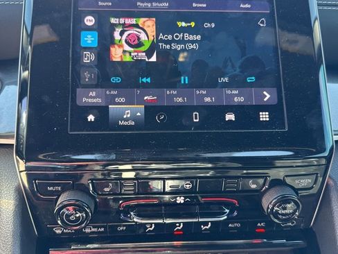 Used 2023 Jeep Grand Cherokee L Laredo image 18