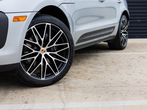 Certified 2025 Porsche Macan image 12