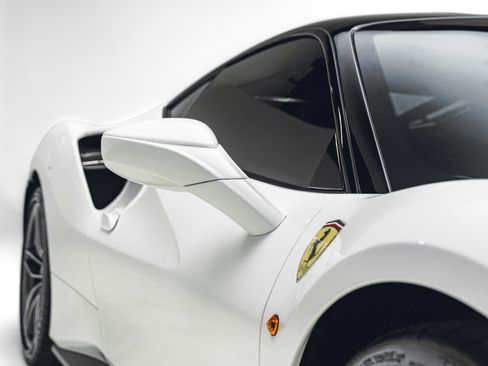 Used 2018 Ferrari 488 GTB RWD image 12