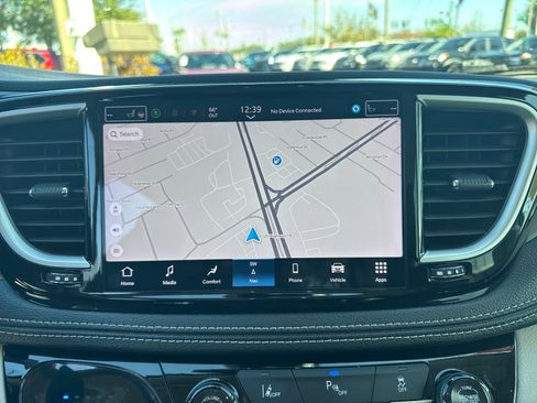 Used 2024 Chrysler Pacifica Select image 22