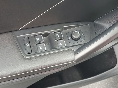 Used 2023 Volkswagen Tiguan SE w/ Panoramic Sunroof Package image 15