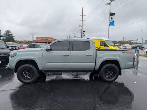 Used 2022 Toyota Tacoma TRD Sport AWD/4WD image 9
