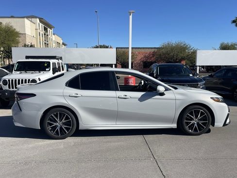 Used 2023 Toyota Camry SE image 3