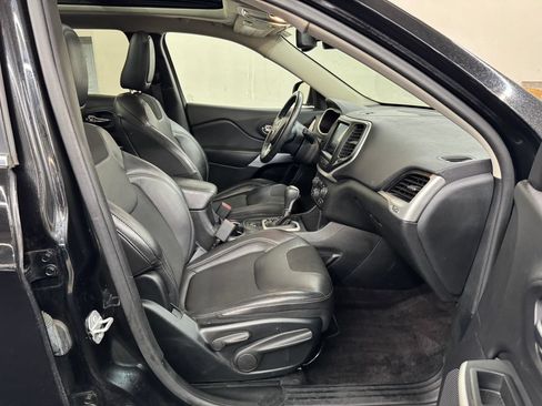 Used 2018 Jeep Cherokee Latitude Plus w/ Comfort/Convenience Group FWD image 29