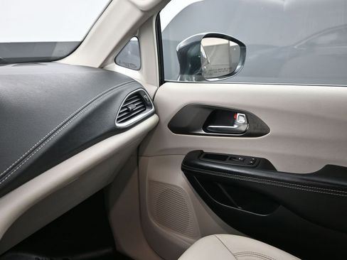 Used 2021 Chrysler Pacifica Touring-L image 14