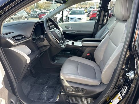 Certified 2025 Toyota Sienna XLE image 12