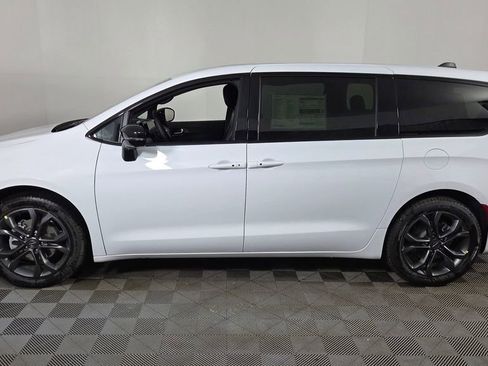 New 2026 Chrysler Pacifica Select image 4
