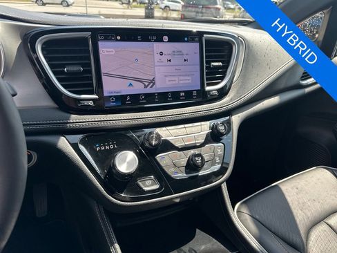 Used 2024 Chrysler Pacifica Premium FWD image 16