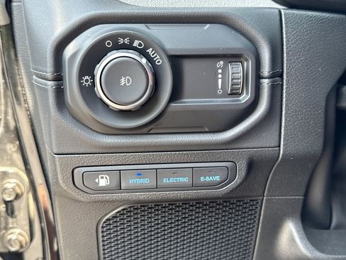 Used 2025 Jeep Wrangler Unlimited Sahara w/ Safety Group AWD/4WD image 15
