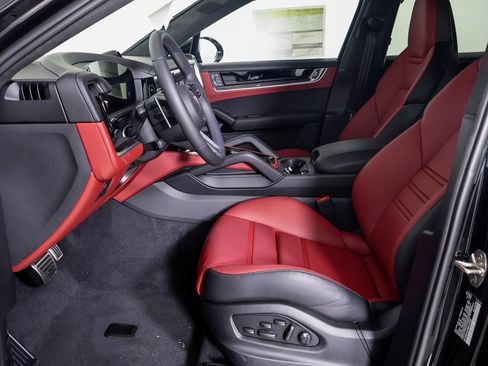 New 2025 Porsche Cayenne Turbo image 5