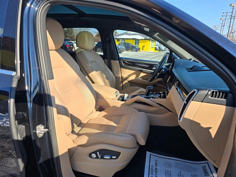 Used 2019 Porsche Cayenne AWD/4WD image 15