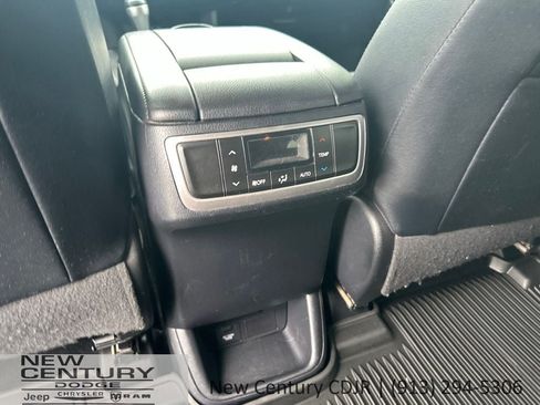 Used 2018 Toyota Highlander XLE AWD/4WD image 11