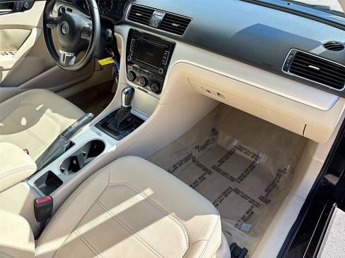 Used 2013 Volkswagen Passat 2.5 SE image 32