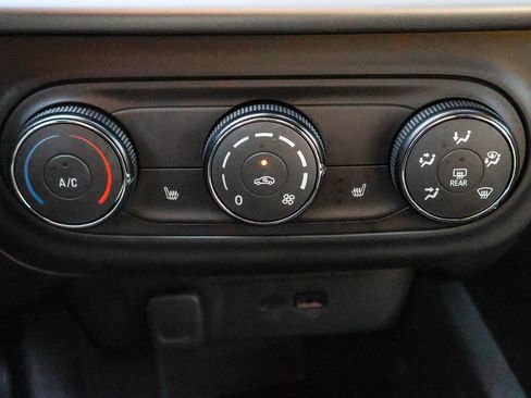 Used 2025 Chevrolet Trax RS image 38