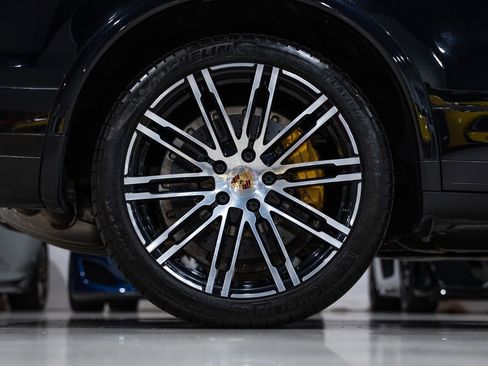 Used 2016 Porsche Cayenne Turbo S w/ Premium Package Plus image 47