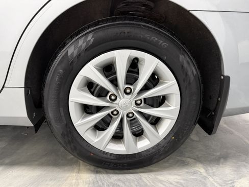 Used 2017 Toyota Camry LE image 25