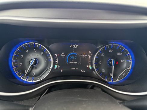 Used 2024 Chrysler Pacifica Touring-L FWD image 17