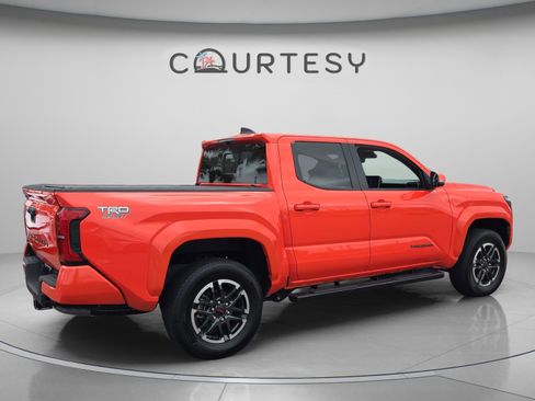 Used 2024 Toyota Tacoma TRD Sport w/ TRD Sport Upgrade Package image 5