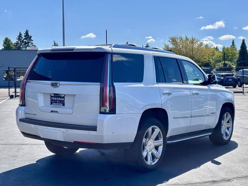 Used 2019 Cadillac Escalade Luxury AWD/4WD image 9