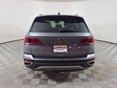 Used 2023 Volkswagen Taos SE w/ Panoramic Sunroof Package FWD image 4