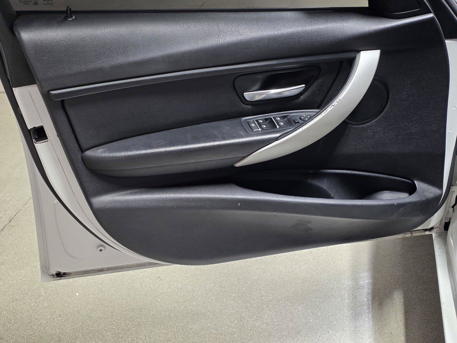 Used 2016 BMW 320i Sedan RWD image 13
