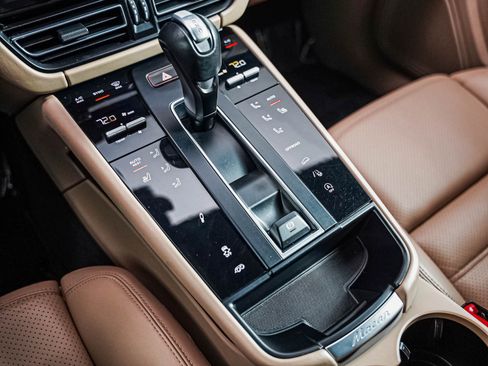 Certified 2023 Porsche Macan S AWD/4WD image 20