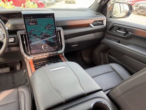Used 2025 GMC Yukon Denali AWD/4WD image 24
