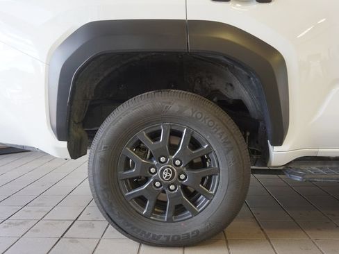 Used 2025 Toyota 4Runner SR5 AWD/4WD image 27
