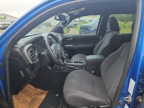 Used 2016 Toyota Tacoma SR5 AWD/4WD image 10