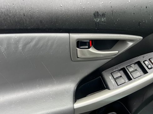 Used 2014 Toyota Prius Five image 11