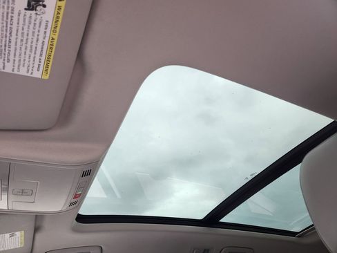 Certified 2024 Volkswagen Taos SE image 10