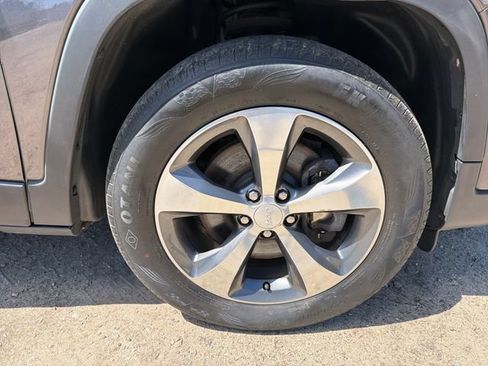 Used 2019 Jeep Cherokee Limited w/ Technology Group AWD/4WD image 27