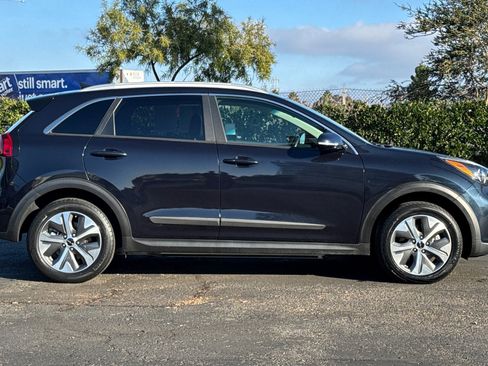Used 2022 Kia Niro EX image 3