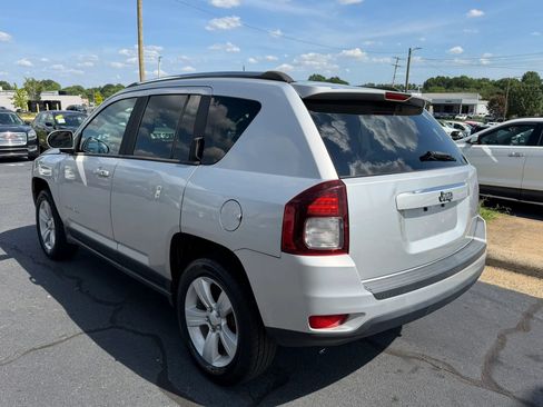 Used 2014 Jeep Compass Latitude FWD image 5