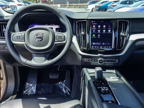 Used 2023 Volvo XC60 B5 Core AWD/4WD image 3